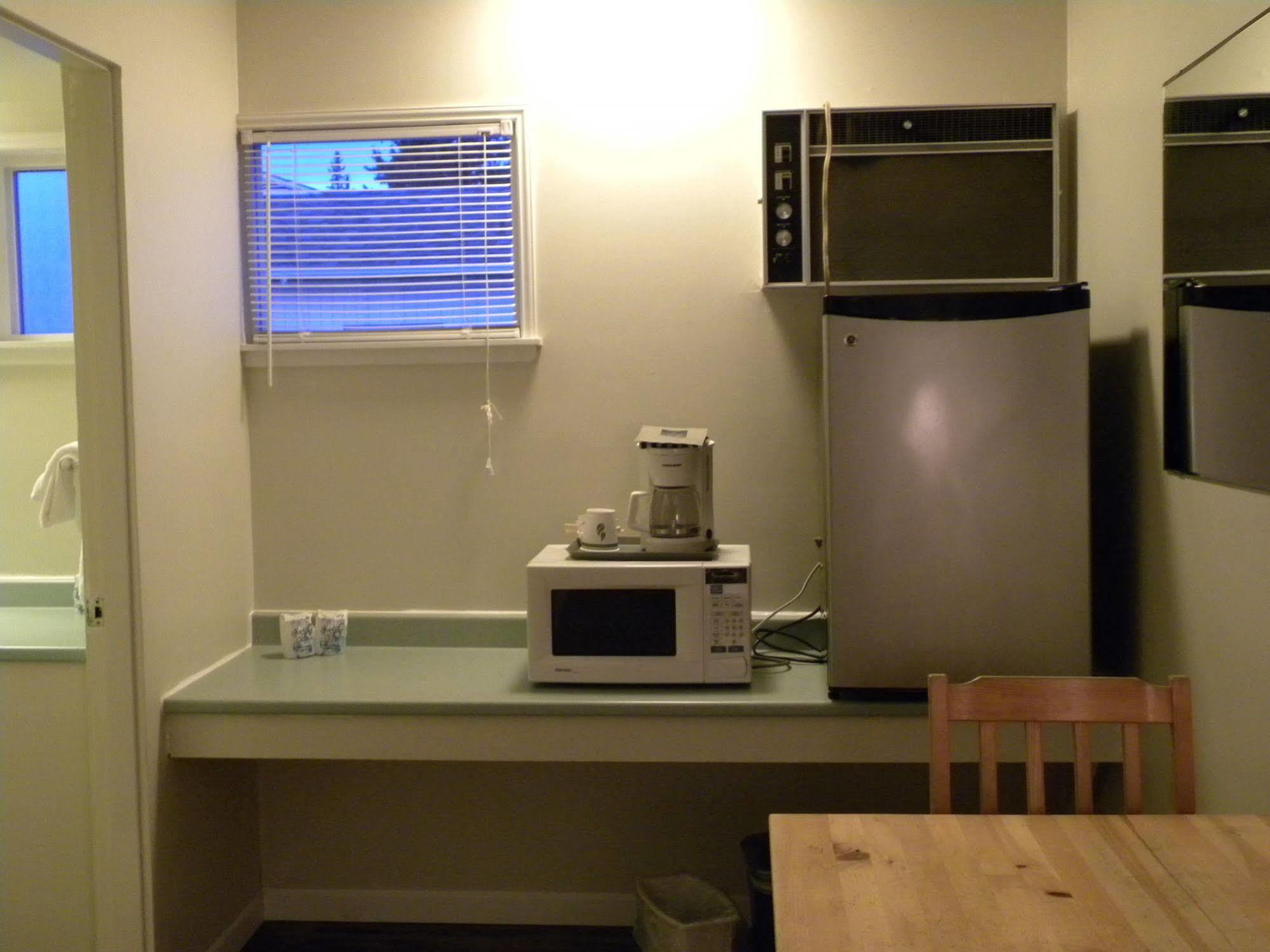 Fireweed Motel 3*